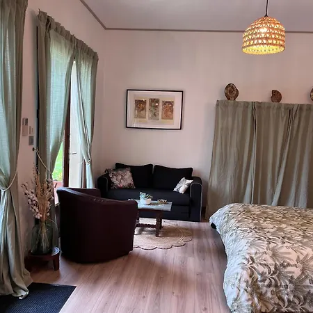 En Rez De Jardin Bed and Breakfast 3*