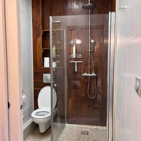 En Rez De Jardin Bed and Breakfast Σαβίλ