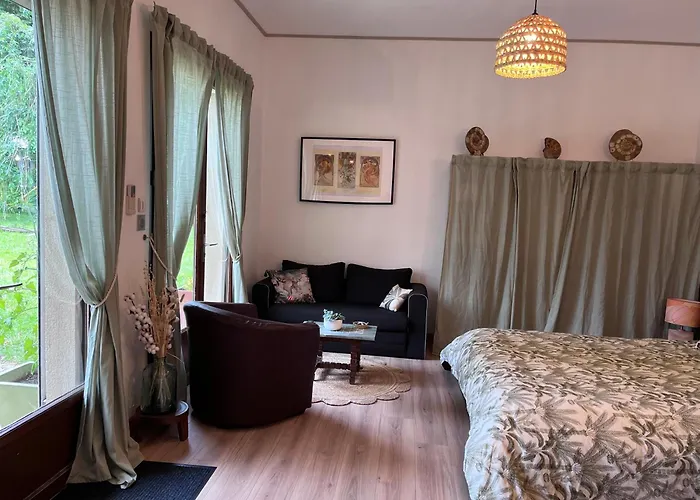 En Rez De Jardin Bed & Breakfast 3*